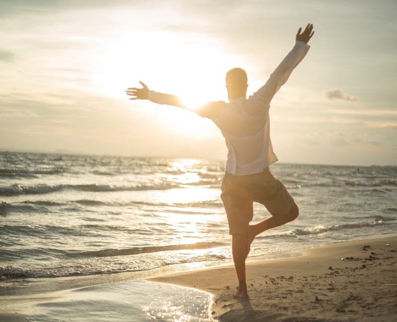 Coaching & Werkshops - Person bei Sonnenuntergang am Strand Kristina Kühnl Tourismusberatung