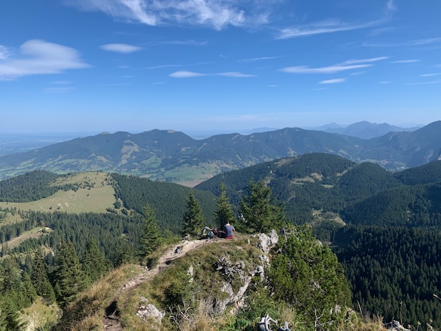 Marketing Blick auf Tal mit Wanderen Kristina Kühnl Tourismusberatung